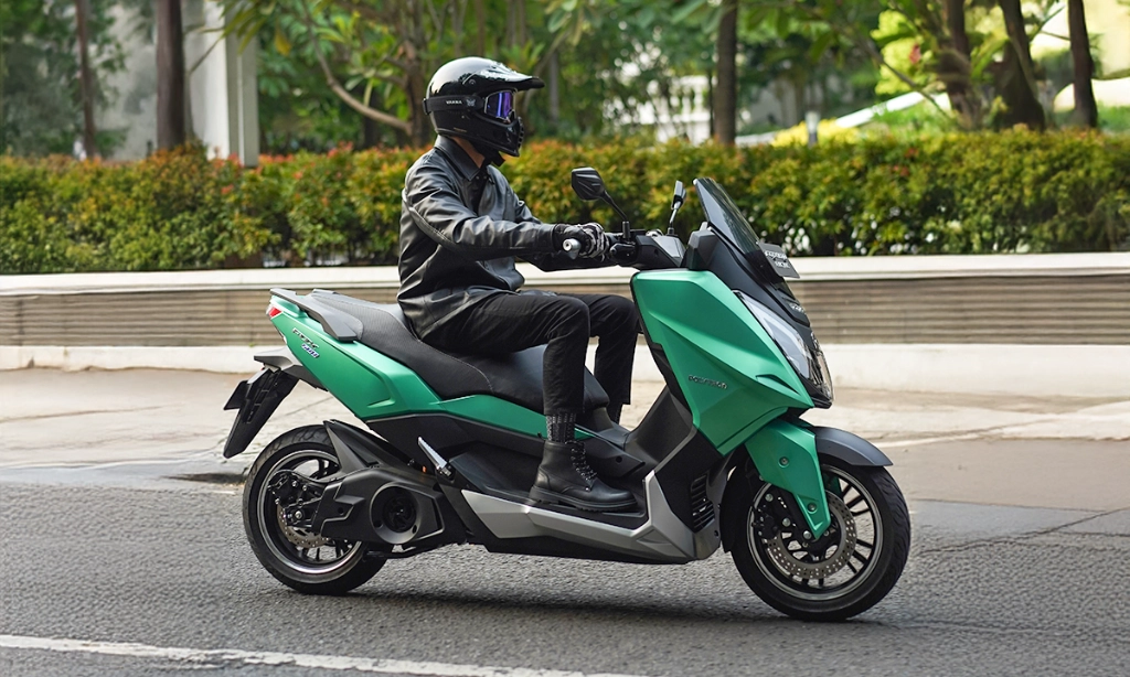 <p>Polytron Hadirkan Test Ride Eksklusif Motor Listrik Fox-500 Di IIMS</p>