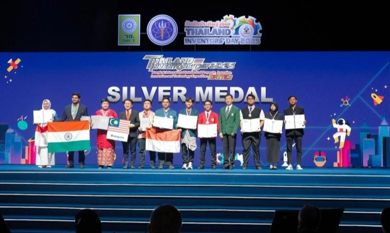 <p>Buat Alat Penentu Kiblat Tunanetra, Mahasiswa Mercu Buana Raih Medali Perak Di IPITEx 2025</p>