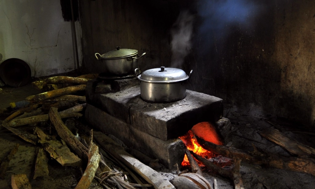 <p>Mengejar Cita Rasa Dengan Api Kayu Di Era LPG</p>