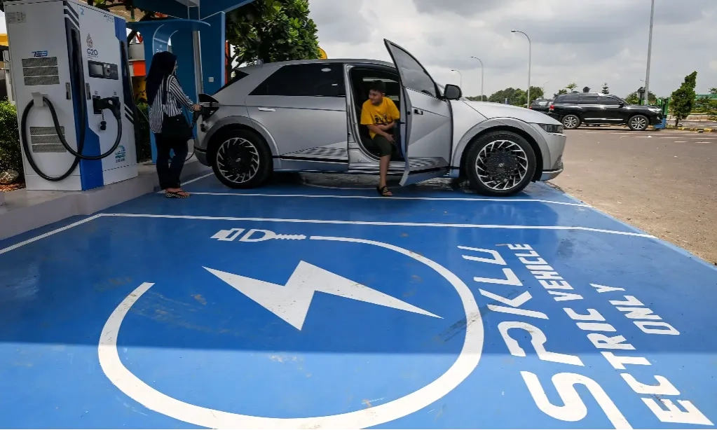 <p>YLKI: Minat Beralih Ke Mobil Listrik Tumbuh, Perlu Pemerataan SPLKU</p>