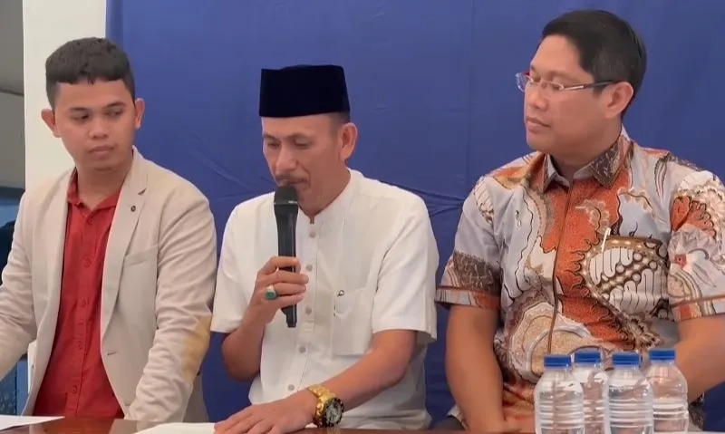 <p>Kades Kohod Jadi Tersangka Kasus Pagar Laut Tangerang</p>