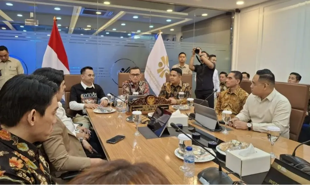 <p>Raffi Ahmad Ajak Bawa Tren #KaburAjaDulu Ke <em id="isPasted">Vibes</em> Positif</p>