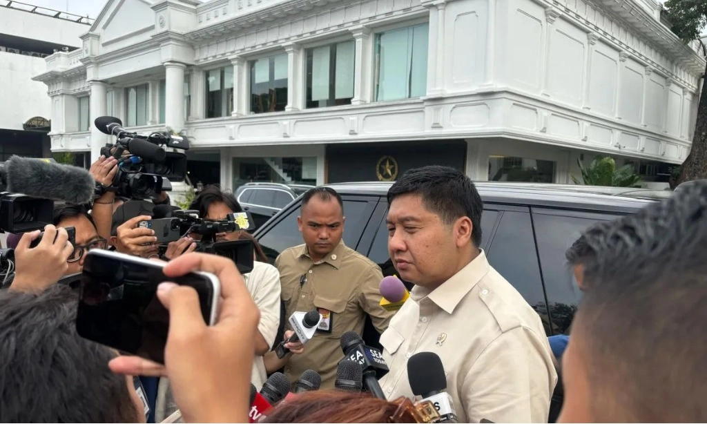 <p>Maruarar Pastikan Bongkar Pagar PIK</p>