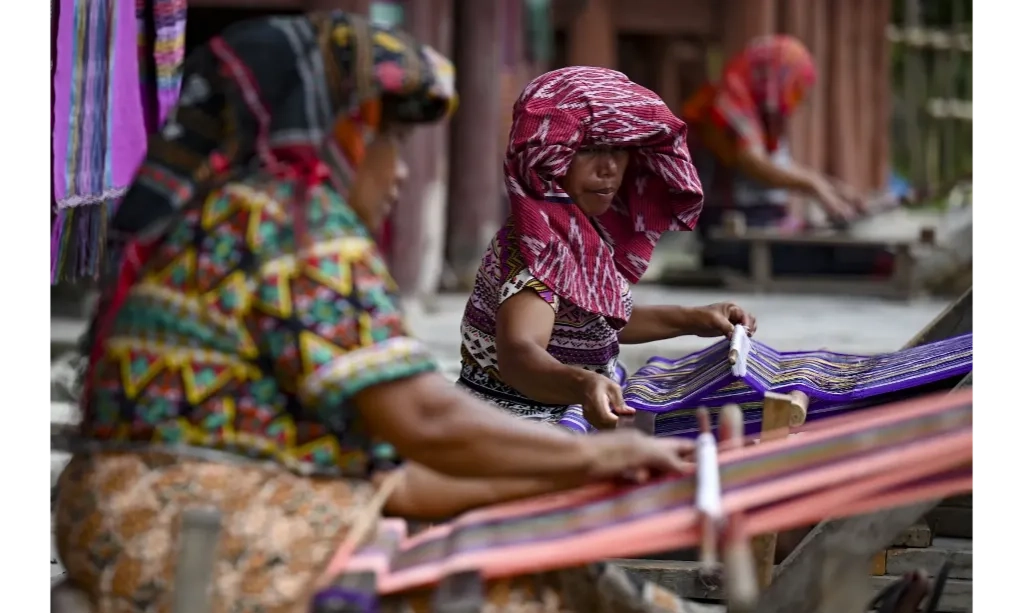<p>Kain Tenun Kurang Diperkenalkan Ke Wisatawan Mancanegara</p>