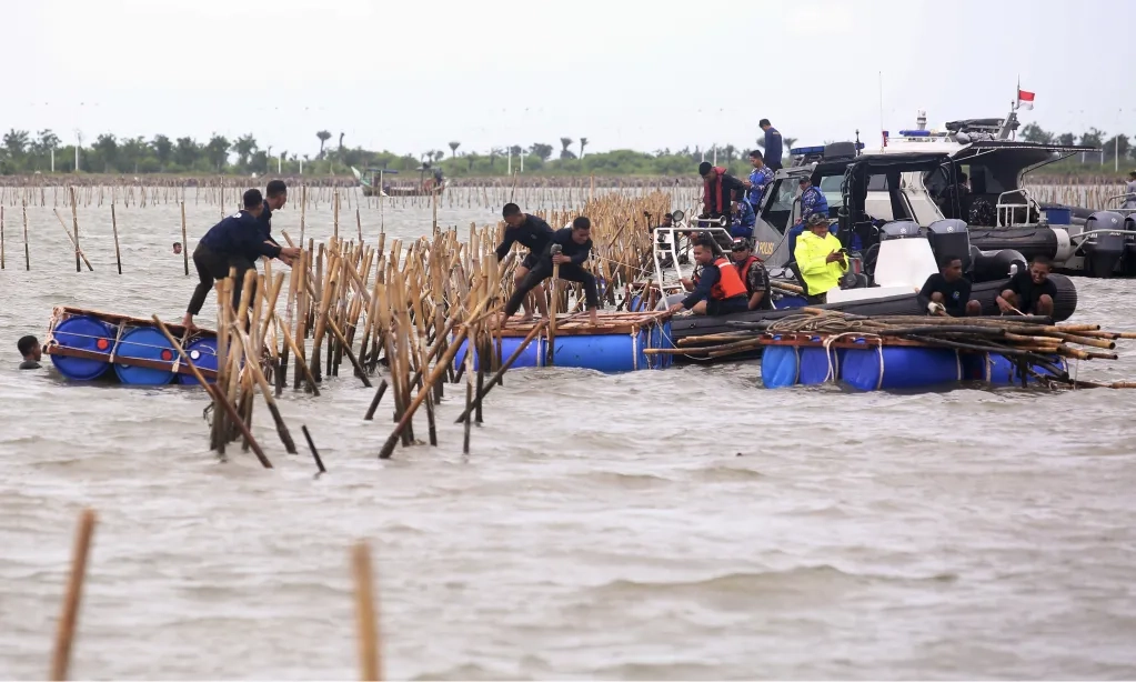 <p>Bareskrim Tahan Kades Kohod Tersangka Pagar Laut Tangerang</p>