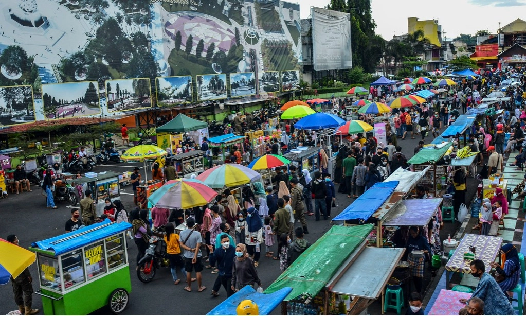 <p id="isPasted">Lapak Jajanan Takjil Menjamur Di Bulan Ramadan, Perlukah Ada Aturan?</p>