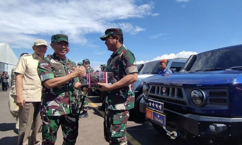 <p>Kemenhan Serahkan 700 Mobil Maung ke TNI-Polri</p>