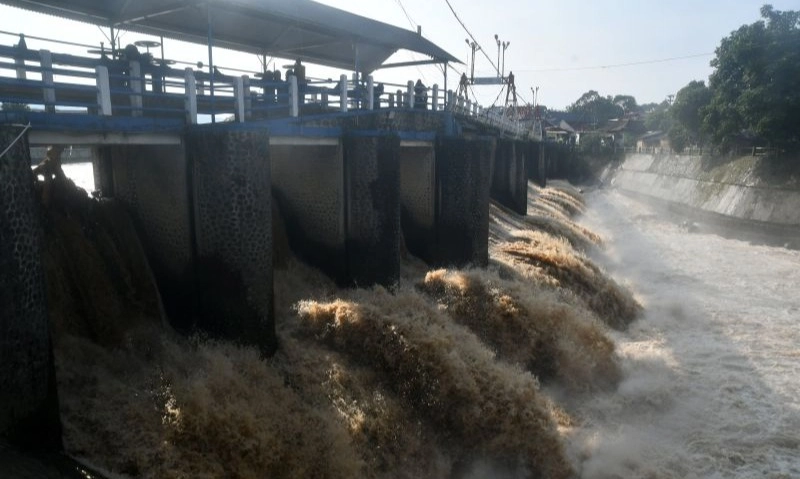 <p>BPBD Ingatkan Warga Bantaran Ciliwung Waspada Banjir</p>