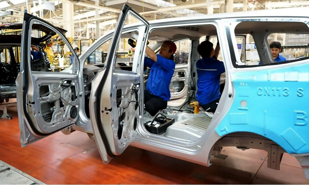 <p>Mendorong Bangkitnya Industri Otomotif Nasional</p>