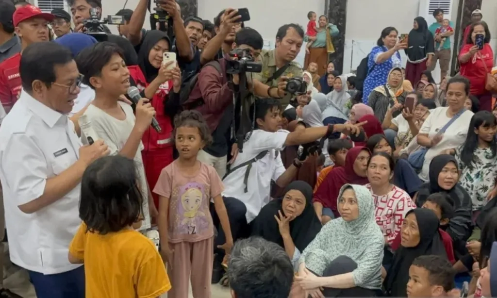 <p>Masyarakat Perlu Waspadai Penyakit Hingga Trauma Pascabanjir</p>