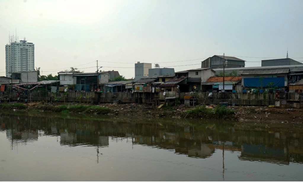 <p>Pemprov Jakarta Kaji Relokasi Warga Bantaran Kali</p>