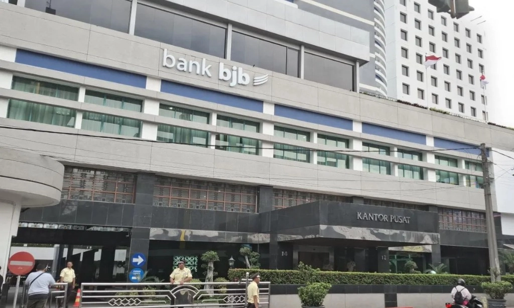 <p>Kantor Digeledah KPK, BJB Masih Bungkam&nbsp;</p>