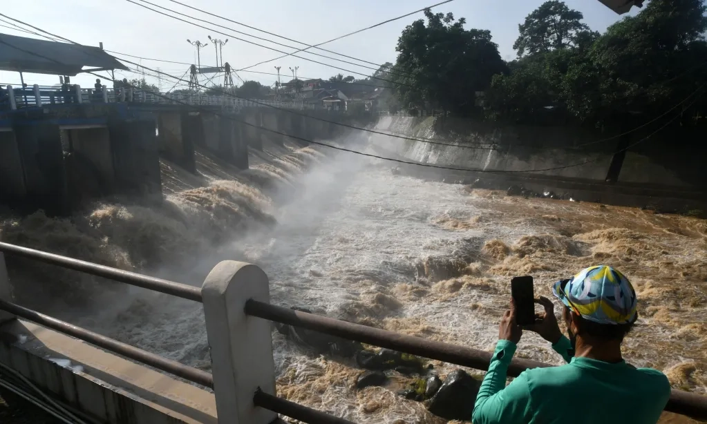 <p>Normalisasi Sungai Ciliwung Selesai 2026</p>