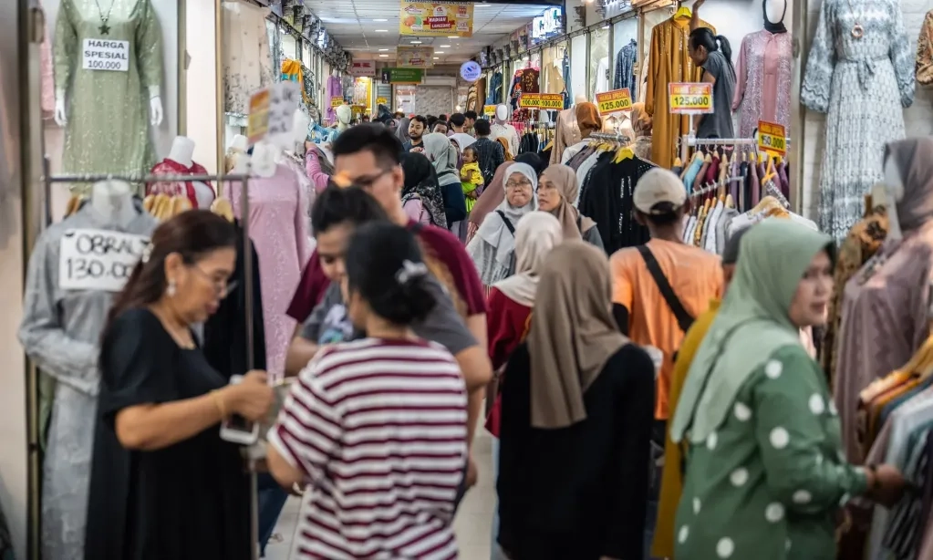 <p>Celios: Pemberian THR Dongkrak Belanja Masyarakat Kelas Menengah</p>