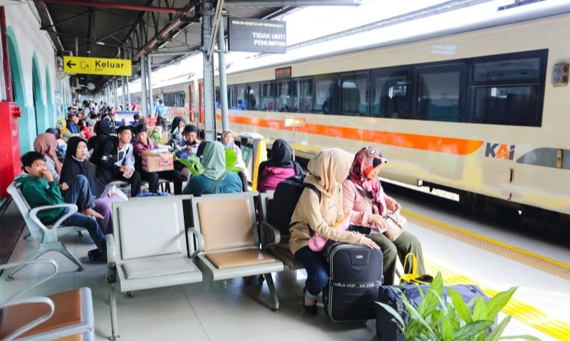 <p id="isPasted">KAI Siapkan Empat KA Tambahan Rute Solo Selama Mudik</p>