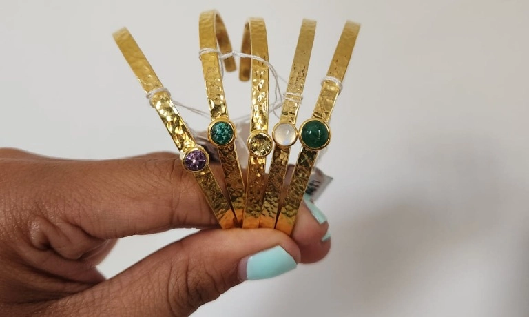 <p id="isPasted">JADOO; Kilau Perhiasan Paduan Perak Dan Batu Permata</p>