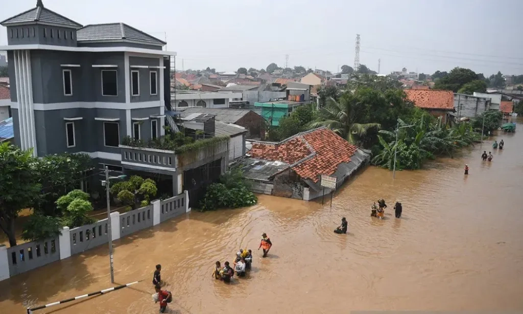 <p id="isPasted">Banjir Jakarta Meluas, Rendam 34 RT Di Tiga Wilayah</p>