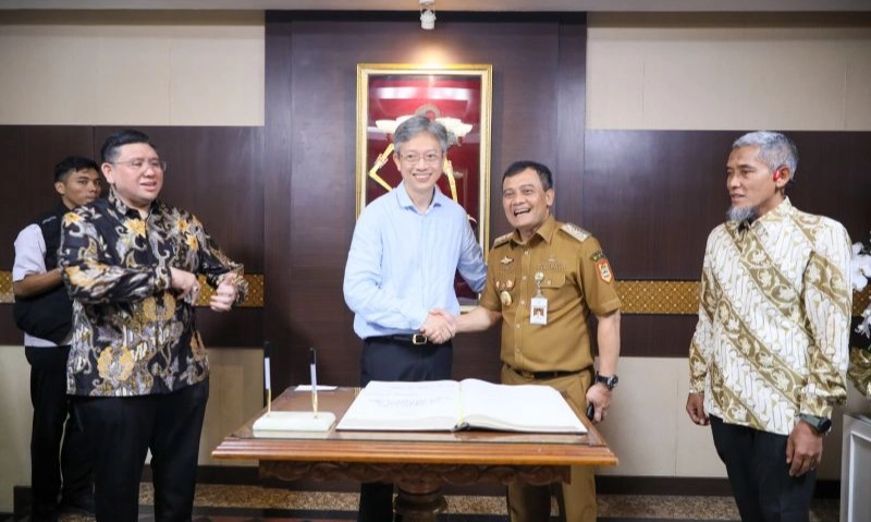 <p id="isPasted">Gubernur Jateng Tawarkan Tiga Proyek Investasi Ke China</p>