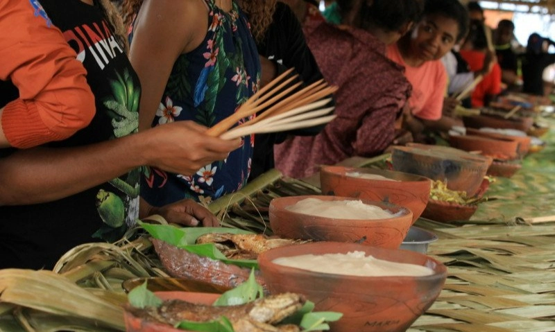 <p><em id="isPasted">Helai Mbai Hote Mbai,&nbsp;</em>Tradisi Makan Papeda Hingga Sarana Diplomasi Adat</p>