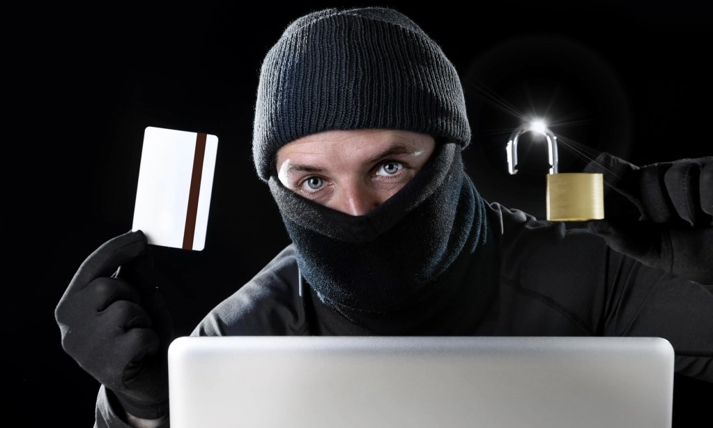 <p id="isPasted">Waspada! Jelang Hari Raya Ada Banyak Penipuan, Berikut Tips Menghindarinya</p>