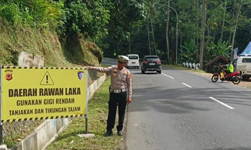 <p>Polisi Siapkan Tim Ganjal Ban Di Tanjakan Jalur Mudik</p>