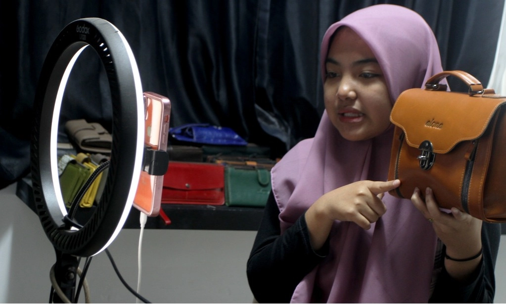 <p id="isPasted">Tumbuhkan Kepercayaan Pelanggan Berkat Platform <em>E-Commerce</em>, UMKM Raup Cuan</p>