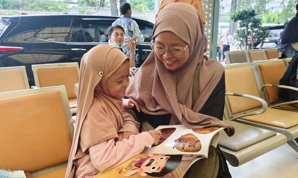 <p>Pemudik Senang Dapat Buku Dongeng Dari Mendikdasmen</p>