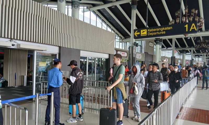 <p id="isPasted">H2 Lebaran, Penumpang Melalui Bandara Soetta Tercatat 147.394 Orang</p>