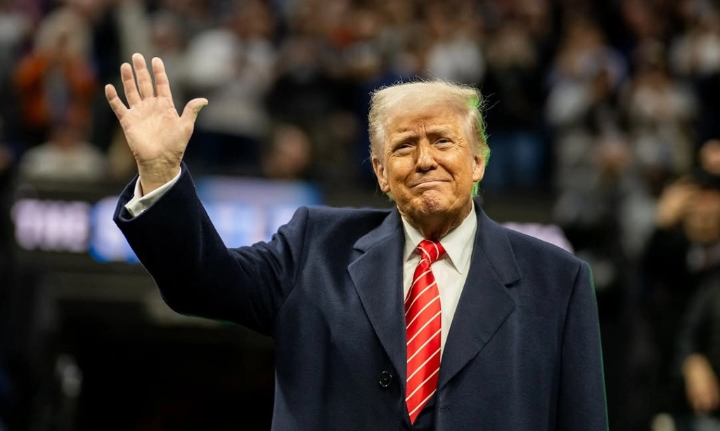 <p id="isPasted">Trump Akan Lanjut Terapkan Tarif Baru Di Tengah Kegelisan Perang Dagang Dunia</p>