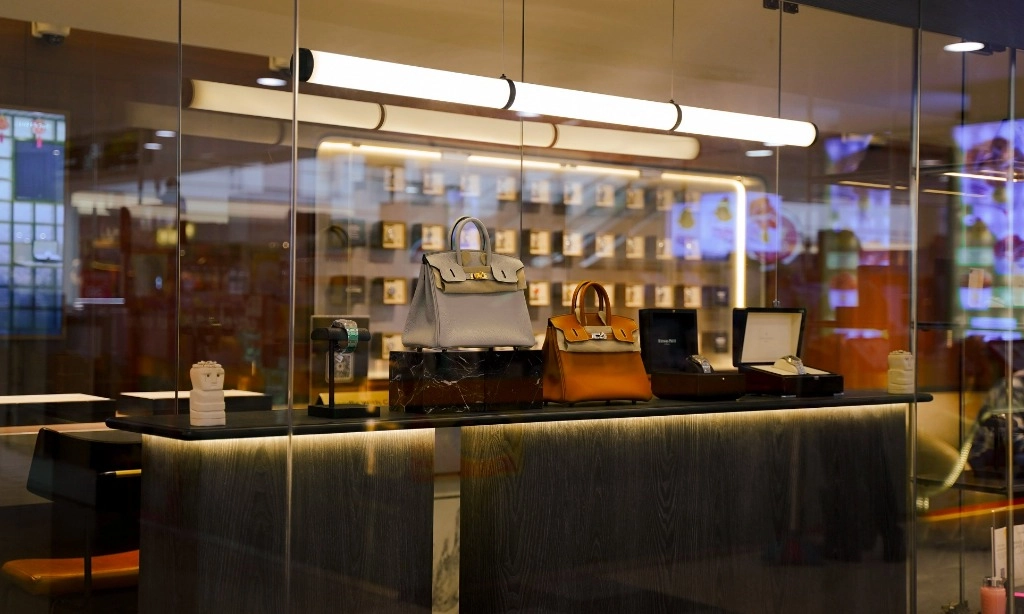 <p id="isPasted">Pecinta <em>Fashion Luxury</em>, Luxehouze Buka <em>Flagship Store</em> Di Surabaya</p><p><br></p>