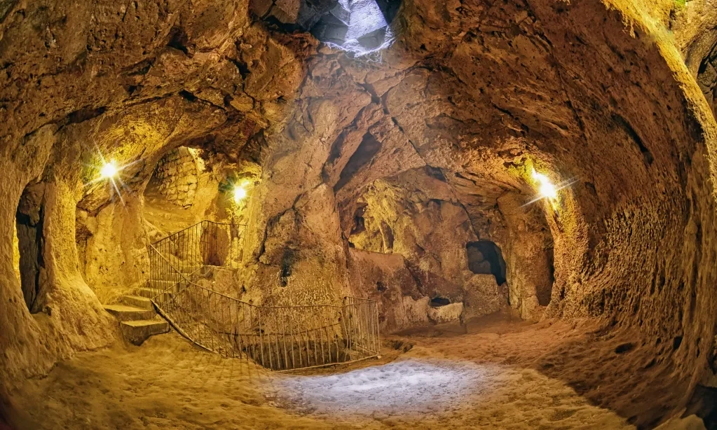 <p>Derinkuyu: Kota Menakjubkan Di Bawah Tanah Cappadocia</p>