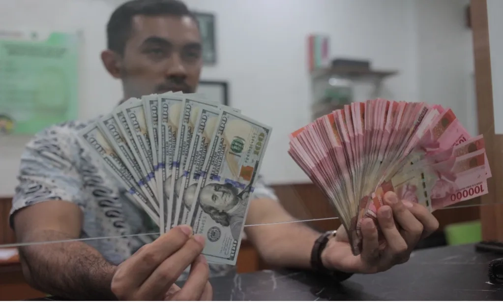 <p id="isPasted">Waduh! Rupiah Tembus Rp17.000, Ada Apa?</p>