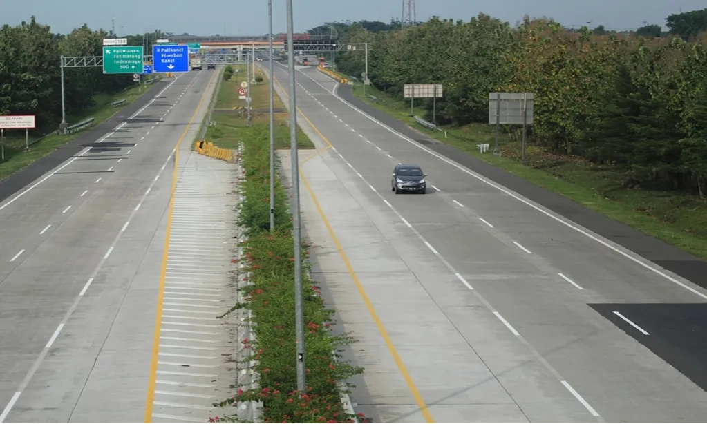 <p>Asap Muncul Dari Dalam Tanah, <em>Rest Area</em> Km 86 Tol Cipali Ditutup</p>