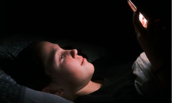 <p>Main Gadget Jelang Tidur Lonjakkan Risiko Insomnia</p>