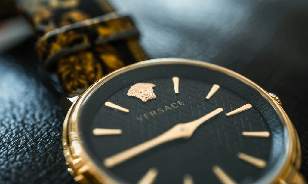 <p>Prada Secara Resmi Mengakuisisi Versace</p>