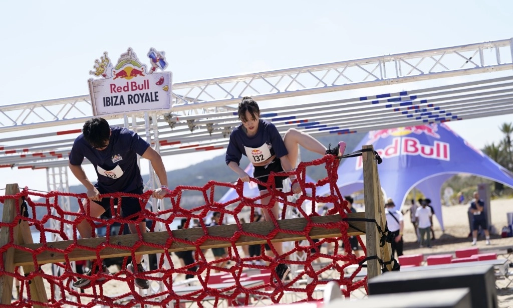 <p>Dua Mahasiswa Indonesia Mengikuti Red Bull Ibiza Royale</p>