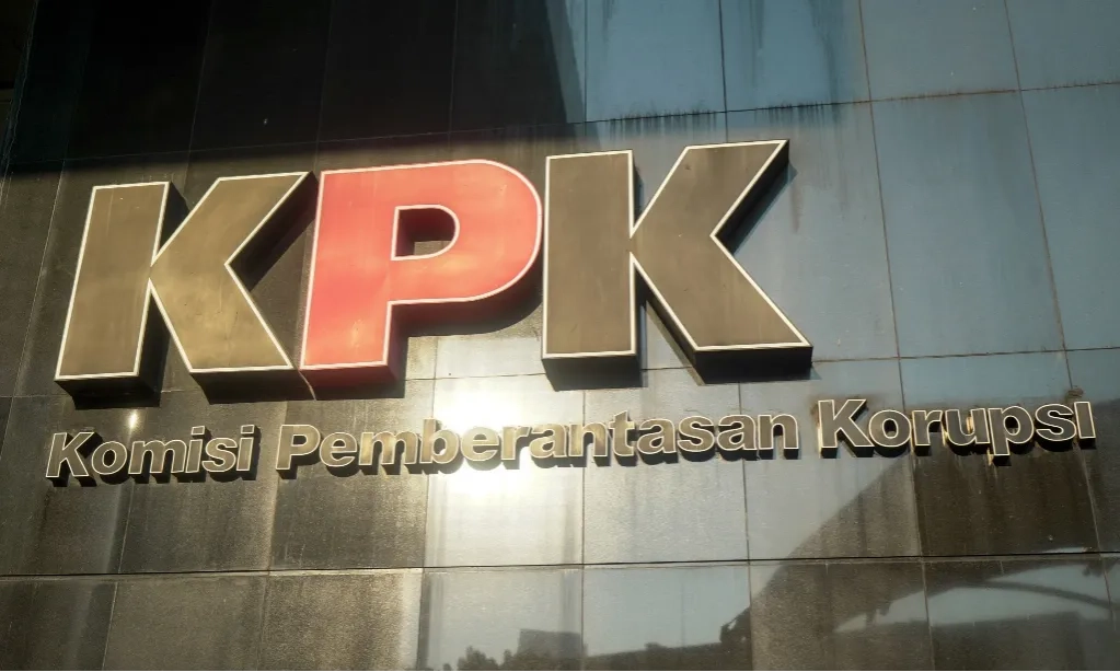 <p>KPK Geledah Rumah La Nyalla Mattalitti</p>