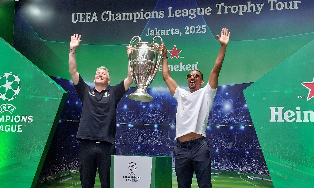 <p id="isPasted">Dua Legenda Manchester United Bawa Trofi Champions League Ke Jakarta</p>