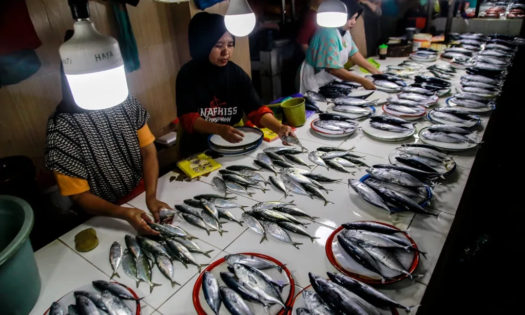<p>Mitigasi <em>Overfishing,&nbsp;</em>DKP Sebar Puluhan Ribu Benih Ikan</p>