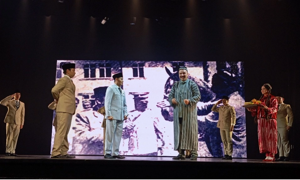 <p>Kisah Sukarno Dan Makam Imam Bukhari Dalam Suguhan Teater</p>