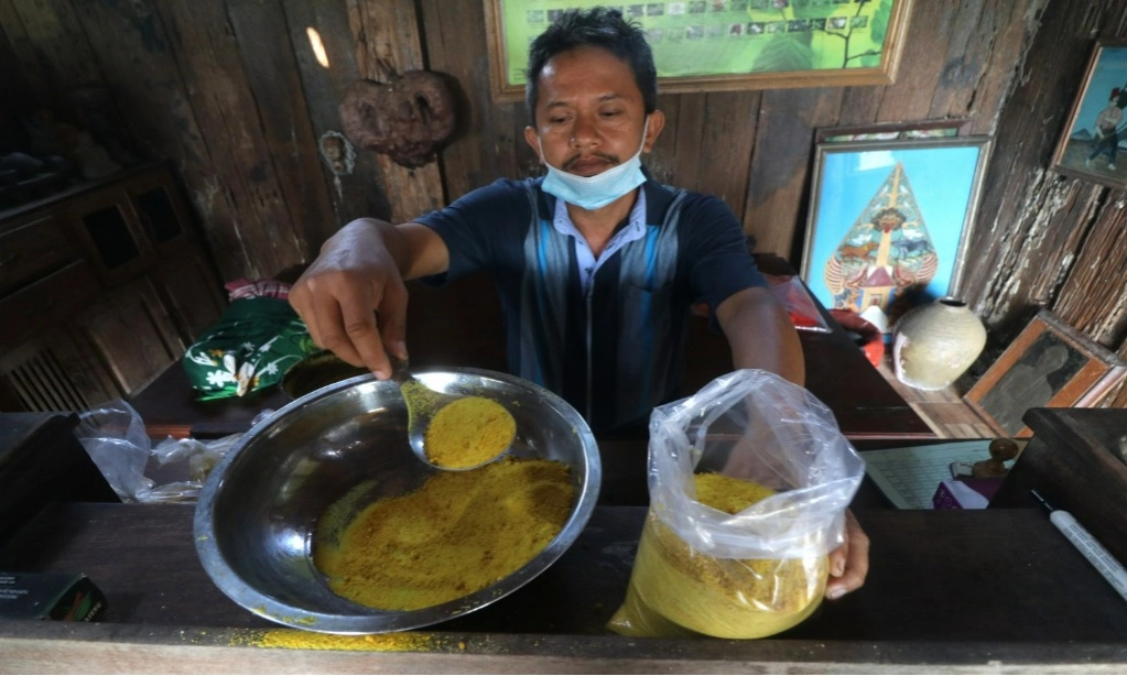 <p>Pengembangan Inovasi Obat Herbal Dengan Nanoteknologi</p>