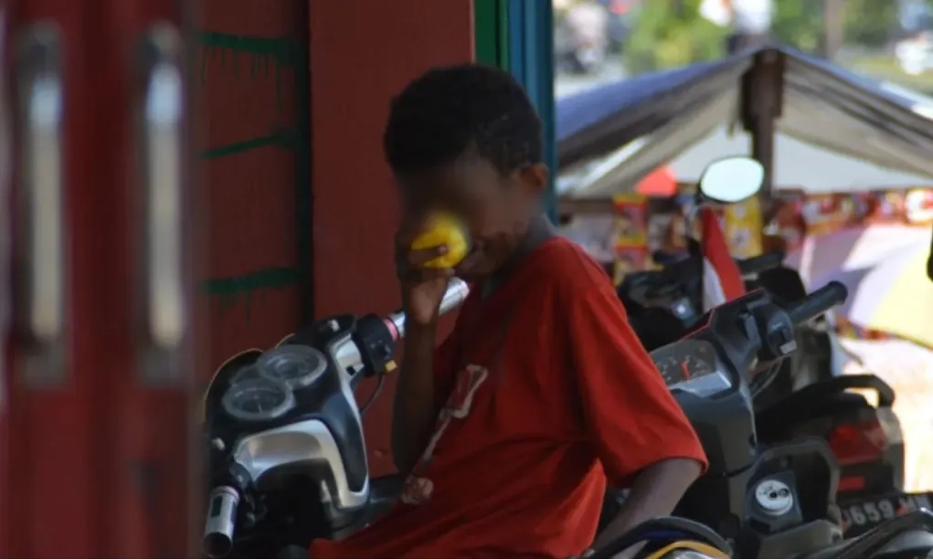 <p>Lem <em>Aibon&nbsp;</em>Tak Bisa Sembarang Dijual Di Wilayah Ini</p>