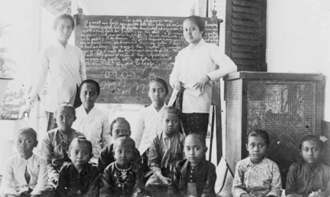 <p>R.A. Kartini, <em id="isPasted">Creative Director</em> Seni Ukir Jepara Era Kolonial</p>