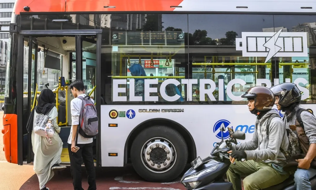 <p>Jakarta Bebaskan Tarif Transportasi Untuk 15 Golongan</p>