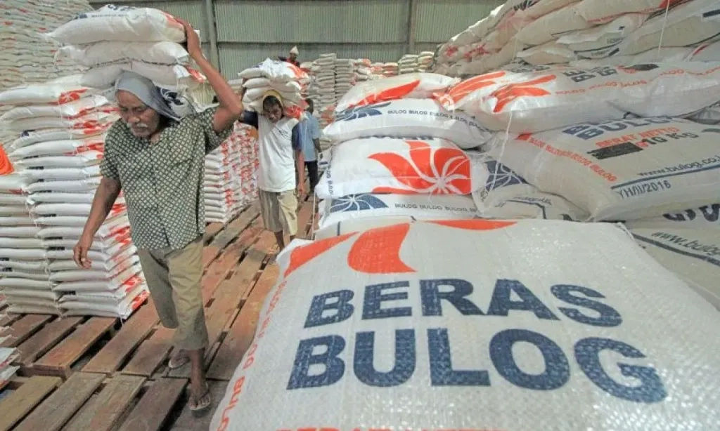 <p>Dari Target 3 Juta Ton Akhir April, Serapan Beras Bulog Baru Capai 42,43%&nbsp;</p>