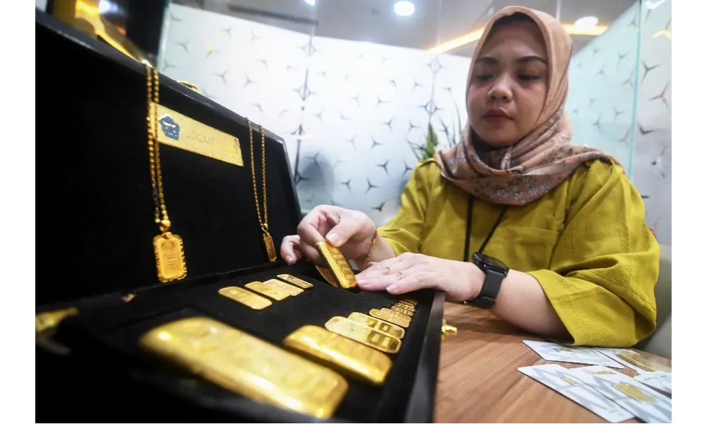 <p id="isPasted">Harga Emas Terus Melejit, Pengamat Minta Masyarakat Jangan FOMO</p>