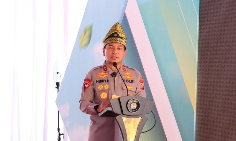 <p>Kapolda Riau Mutasi Kapolsek Bukit Raya Biarkan Aksi Penagih Utang&nbsp;</p>