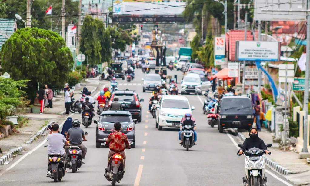 <p>Mengapa Mengemudi Di Indonesia Harus Di Sisi Kiri Jalan?</p>