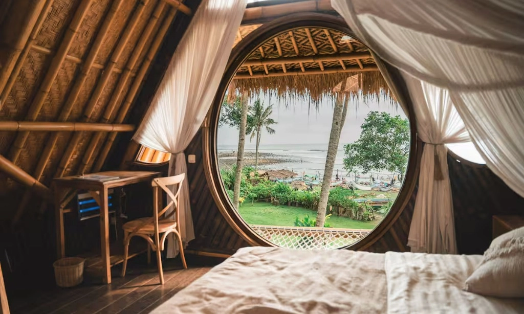 <p id="isPasted">Rekomendasi Penginapan Unik Di Dunia Untuk <em>Staycation</em> Seru</p><p><br></p>