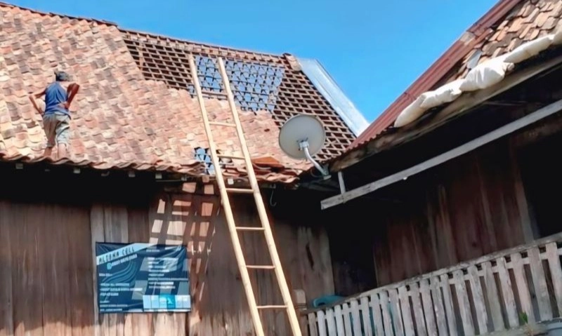 <p>Ratusan Rumah Warga Rusak Akibat Angin Kencang</p>